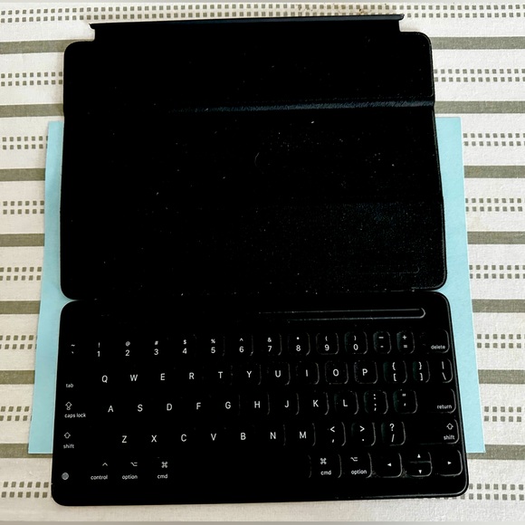 Apple Smart iPad Keyboard iPad Pro 10.5-inch, Open Box - Picture 2 of 6